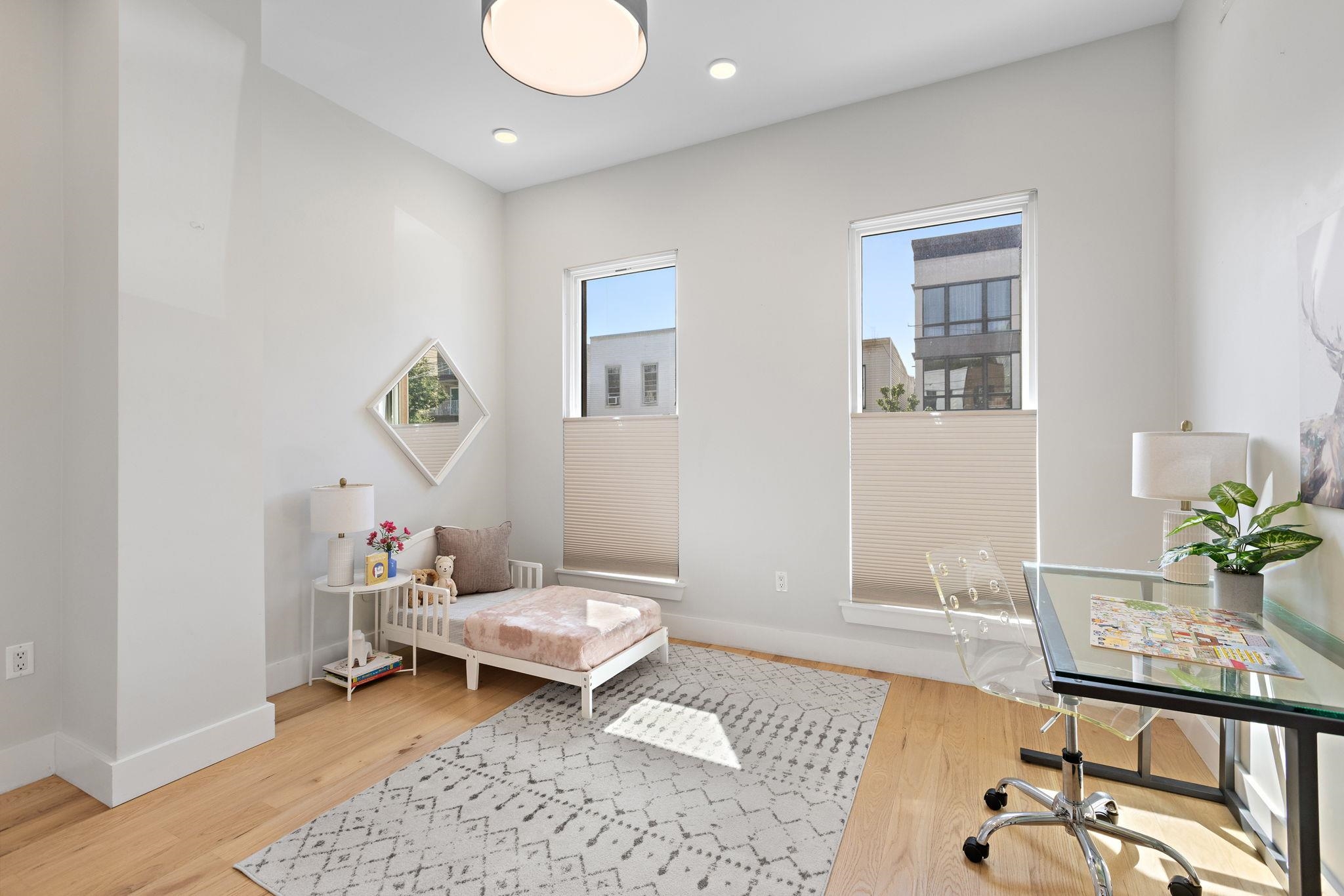 176 GRIFFITH ST Unit: 1