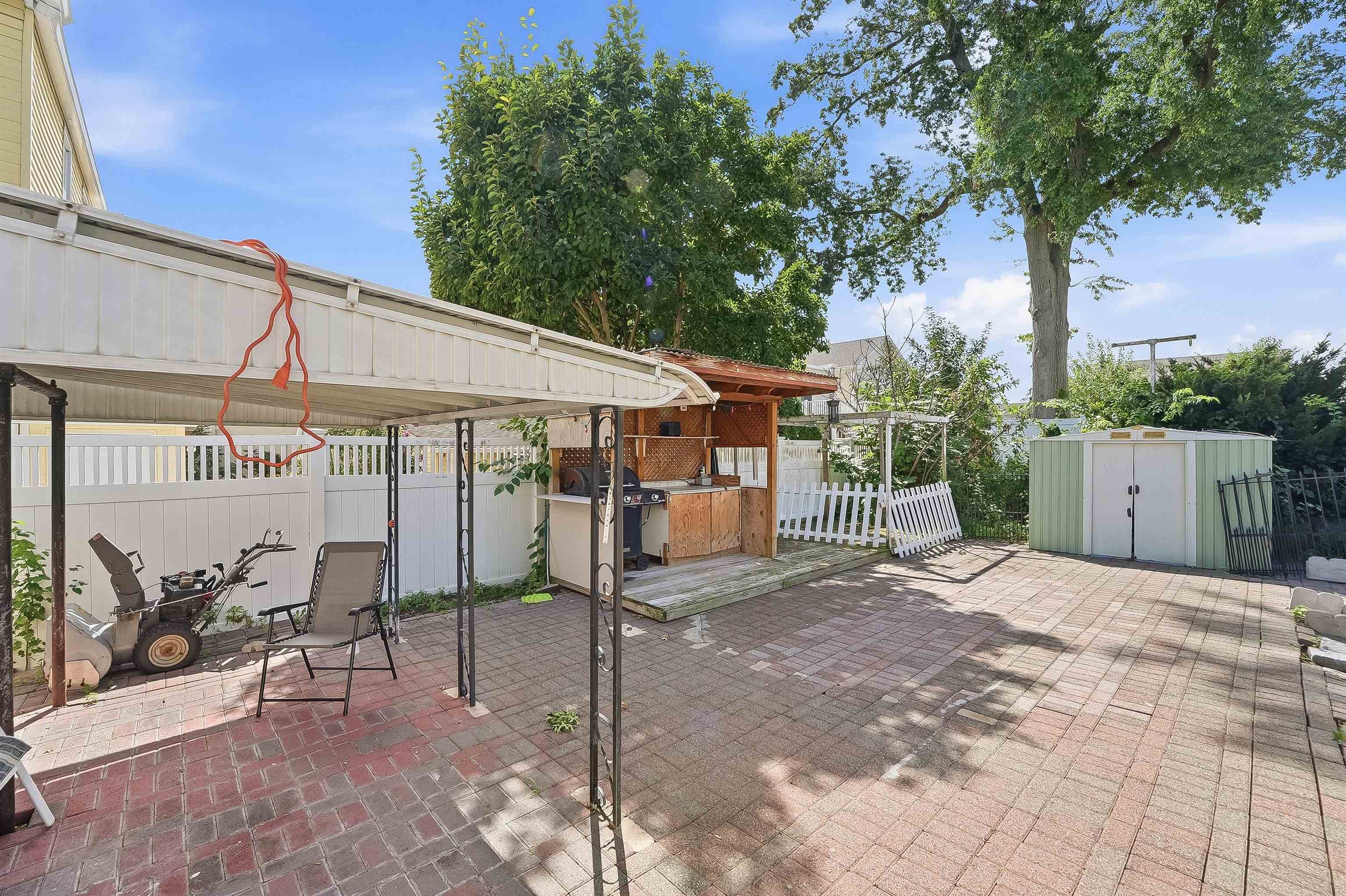228 LAUREL AVE