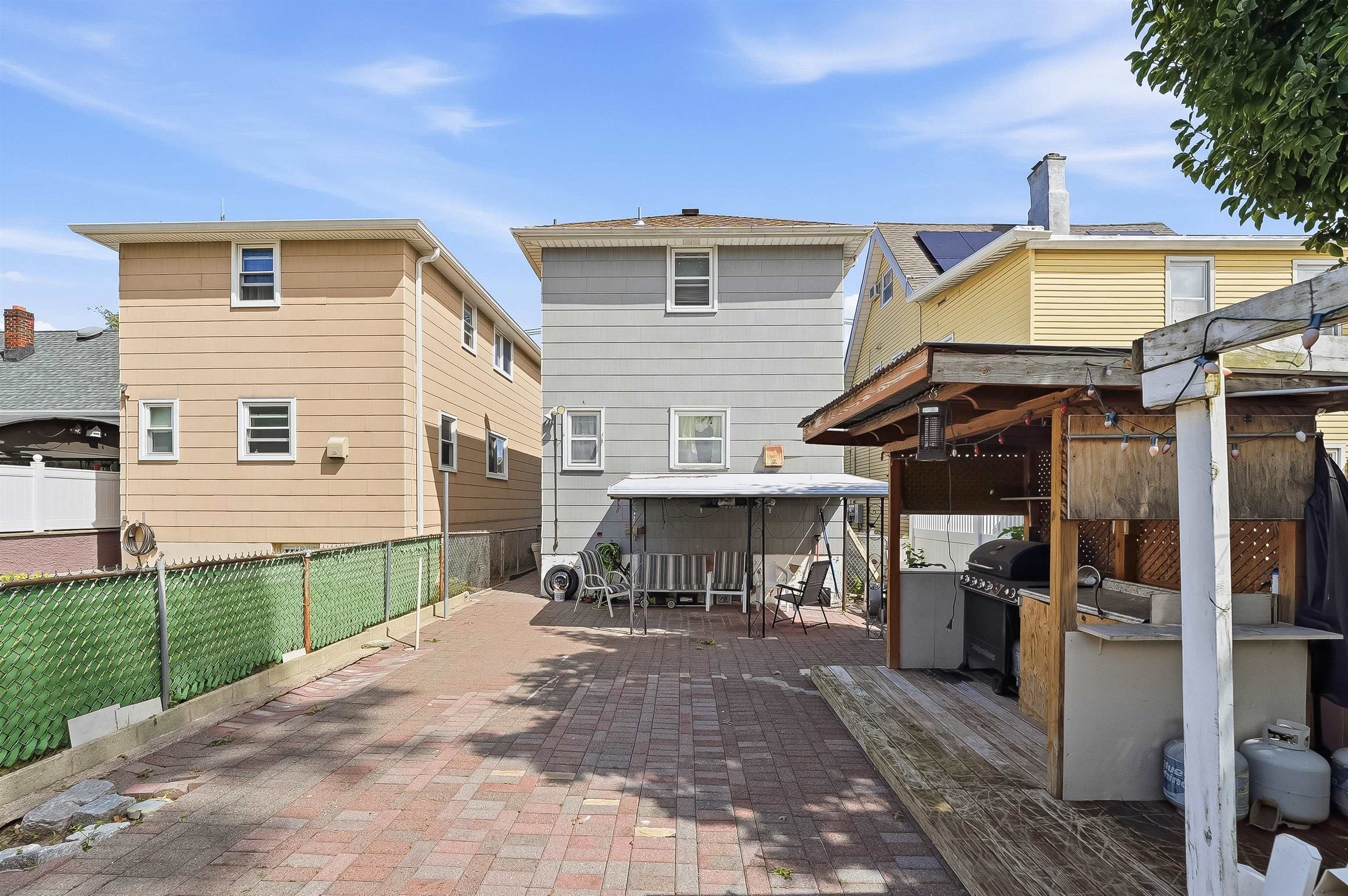 228 LAUREL AVE