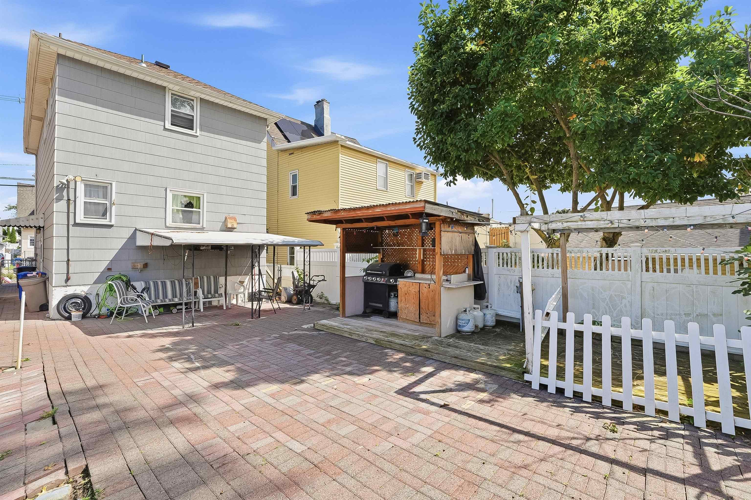 228 LAUREL AVE
