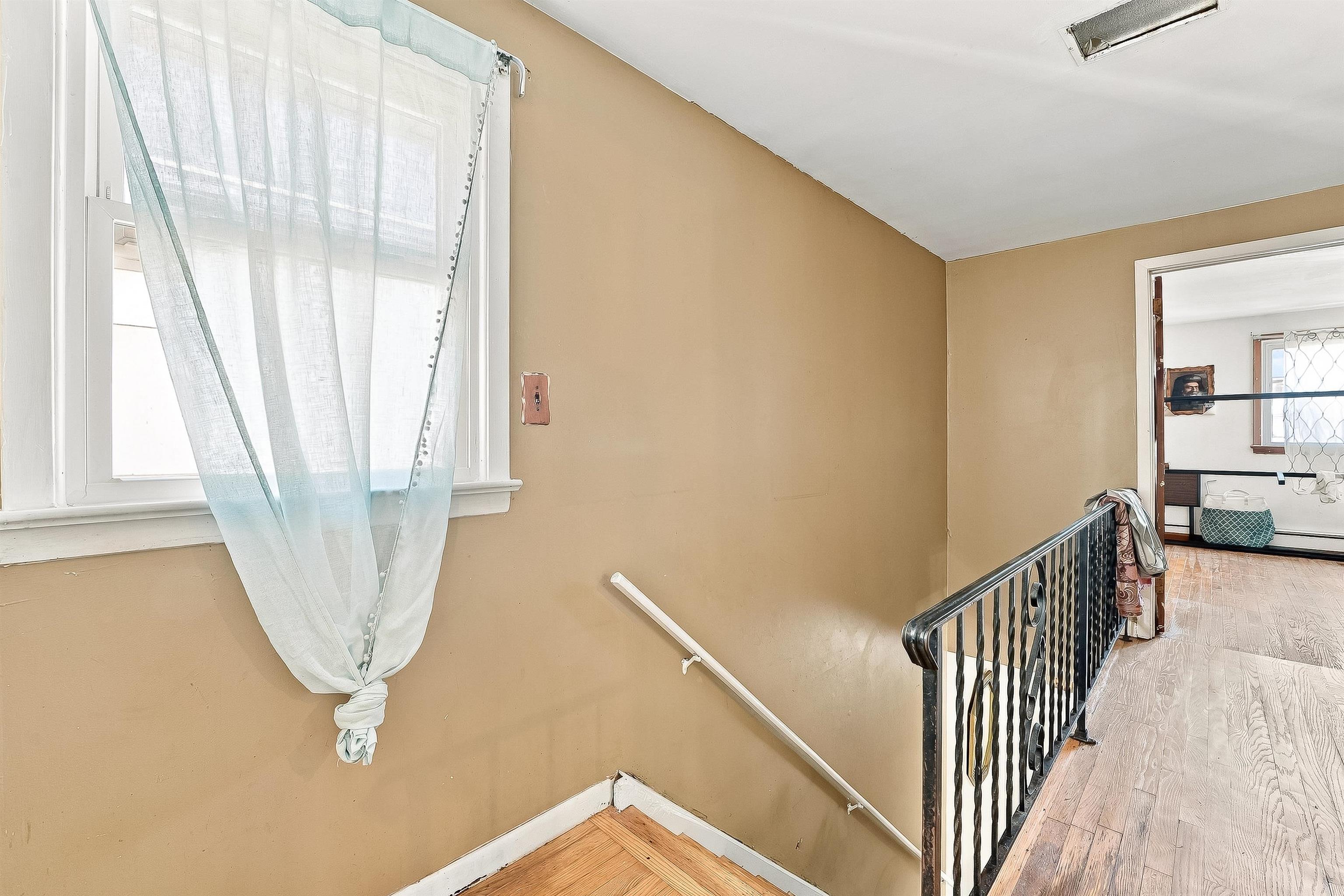 228 LAUREL AVE