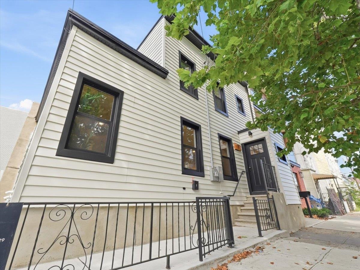 7 PIERCE AVE