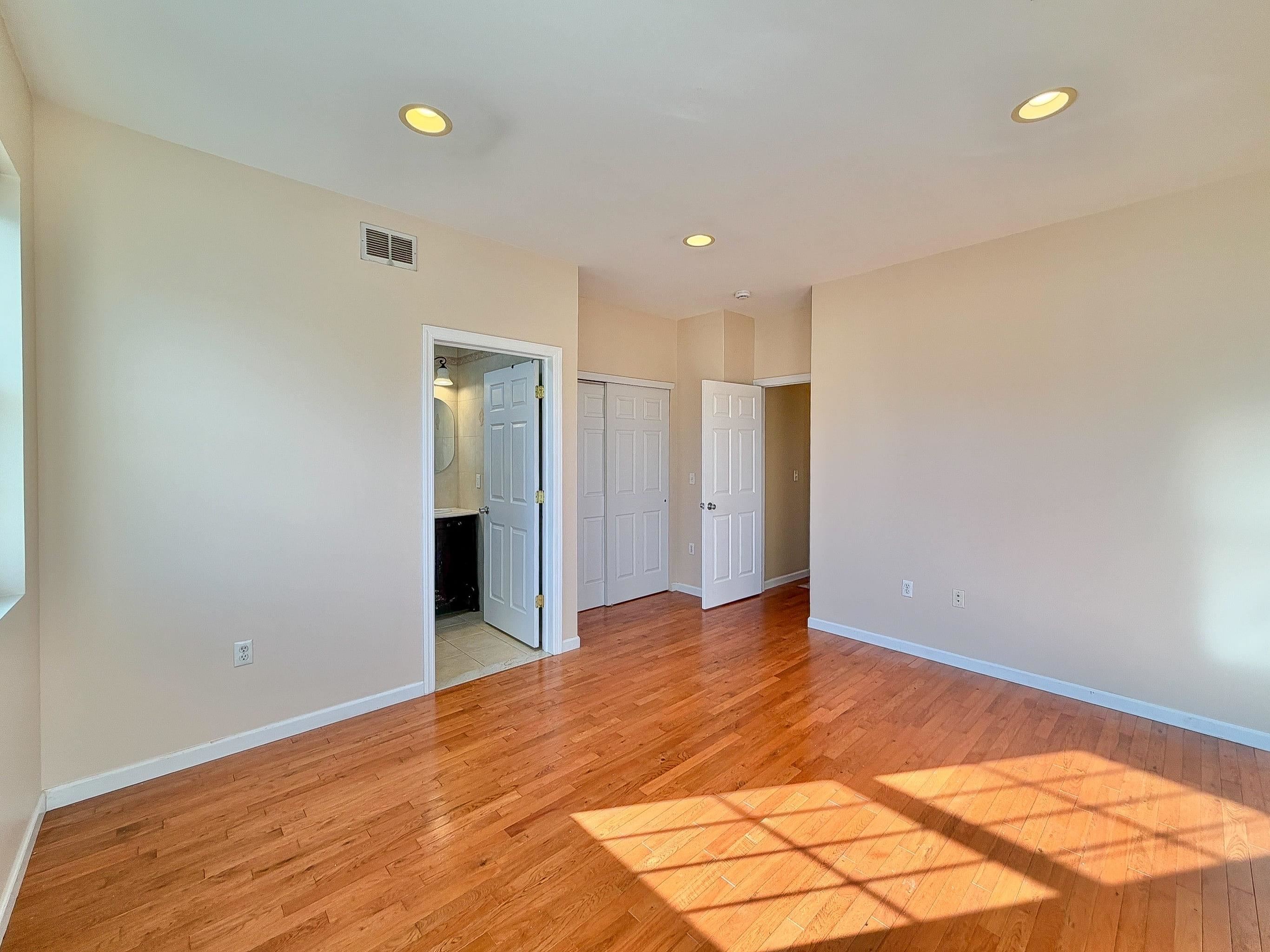 247 WINFIELD AVE Unit: 2