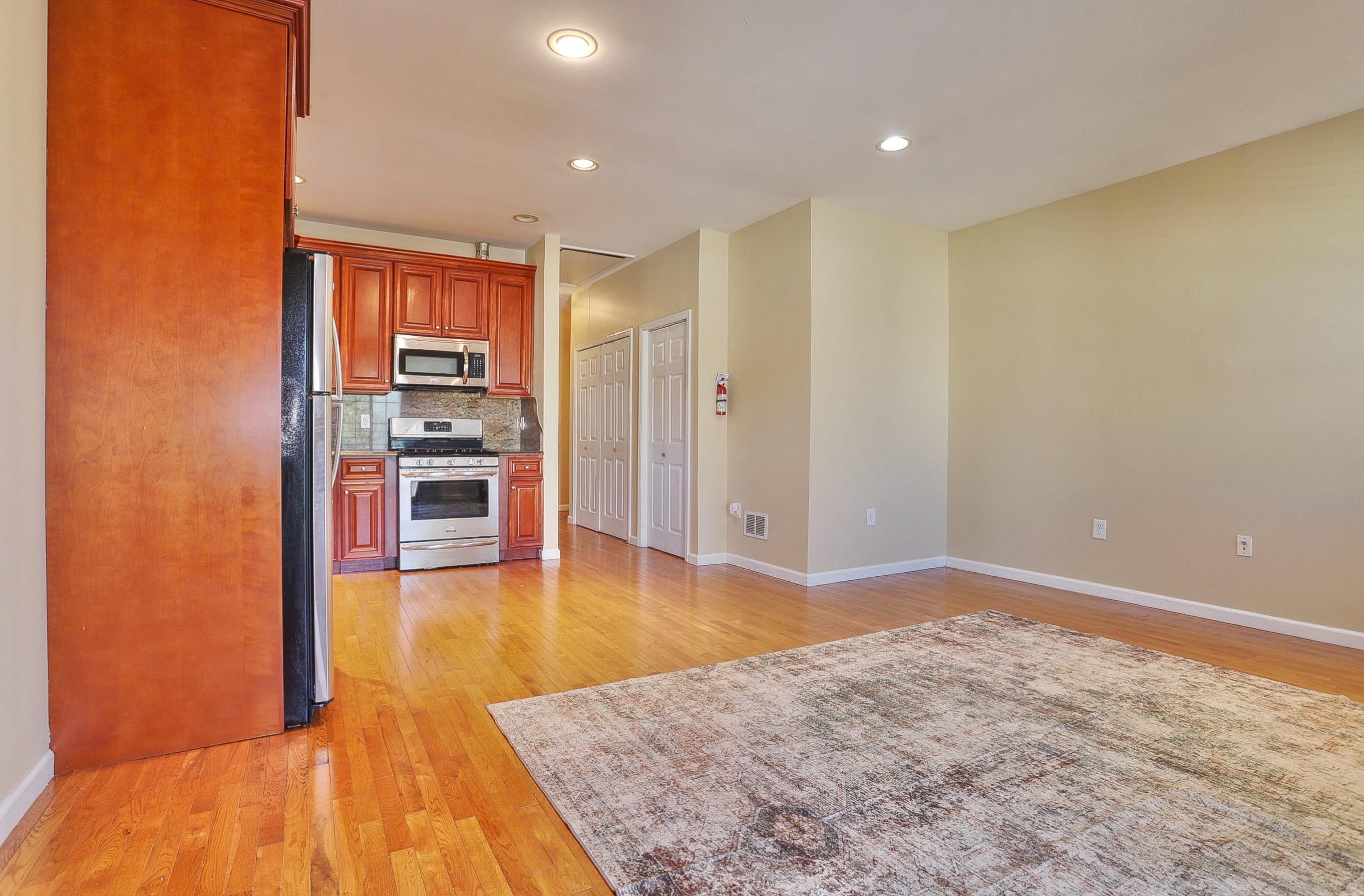 247 WINFIELD AVE Unit: 2