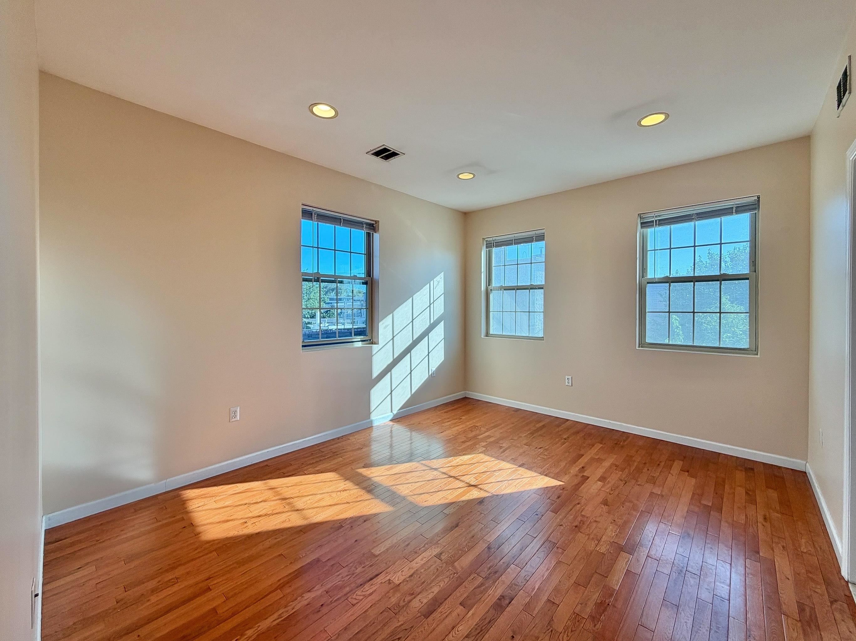 247 WINFIELD AVE Unit: 2