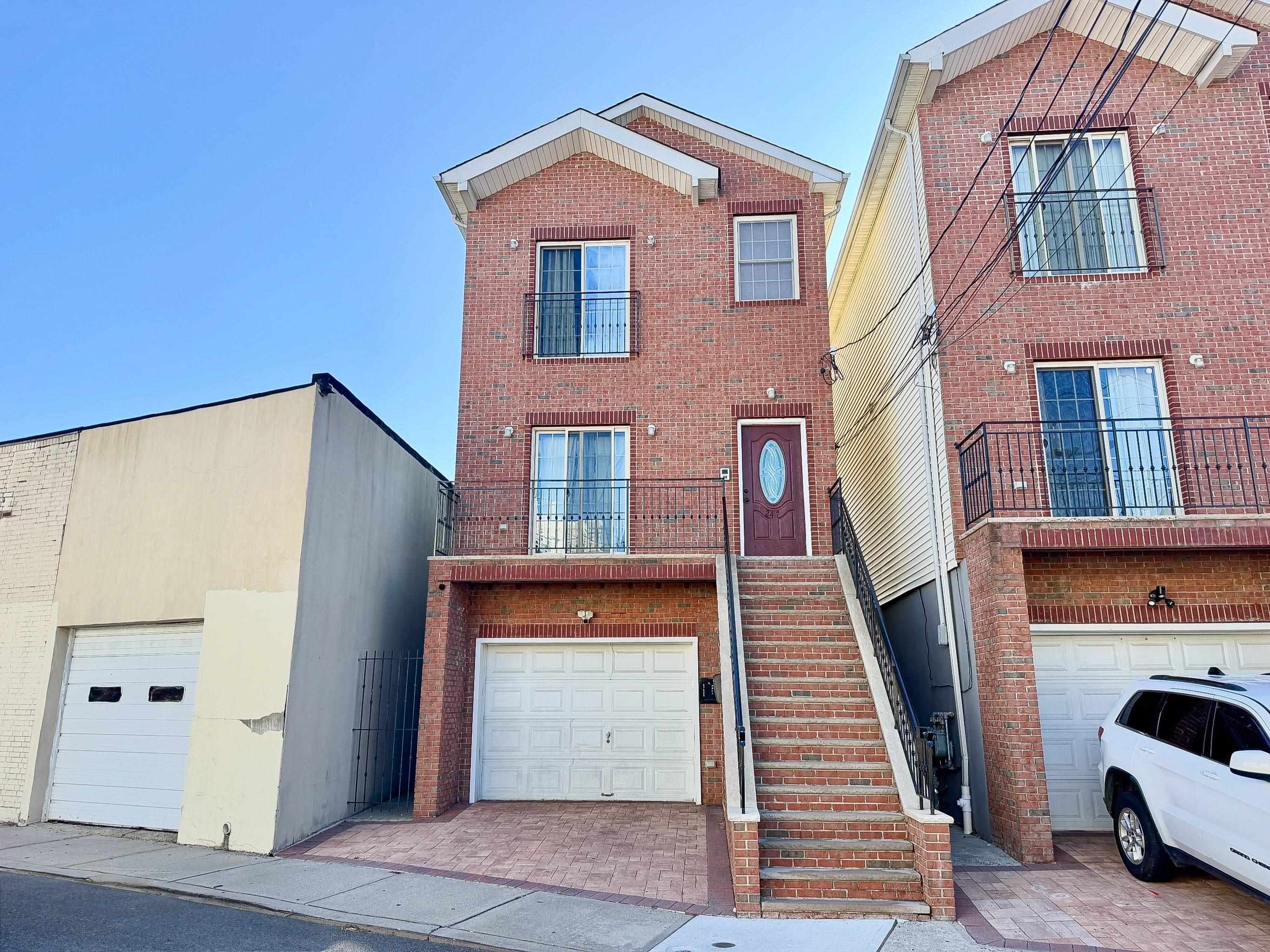 247 WINFIELD AVE Unit: 2