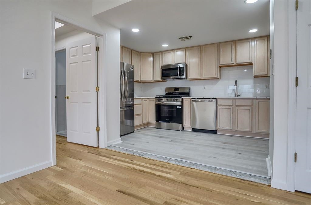217 CLINTON ST Unit: 6