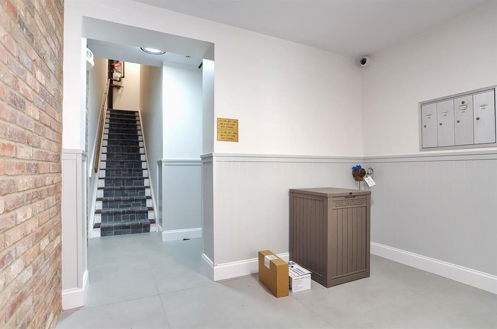 217 CLINTON ST Unit: 6