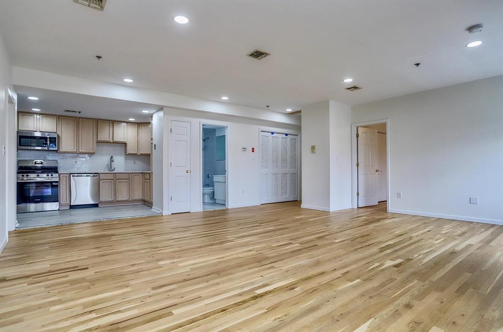 217 CLINTON ST Unit: 6