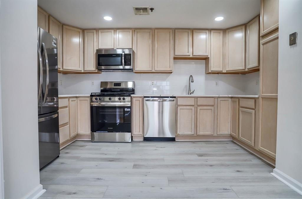 217 CLINTON ST Unit: 6