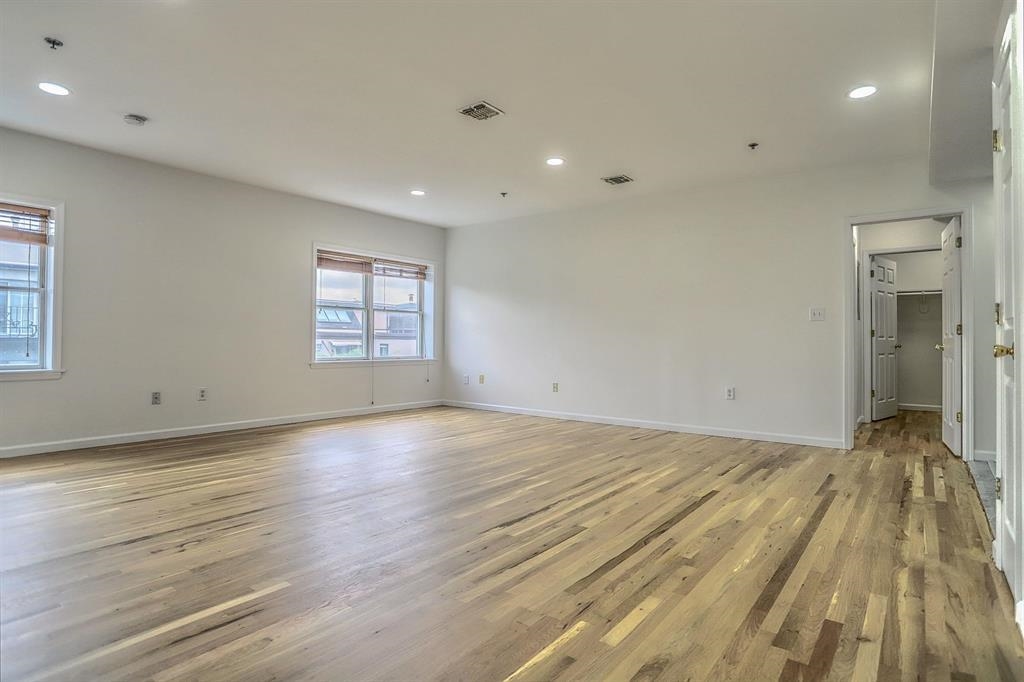 217 CLINTON ST Unit: 6