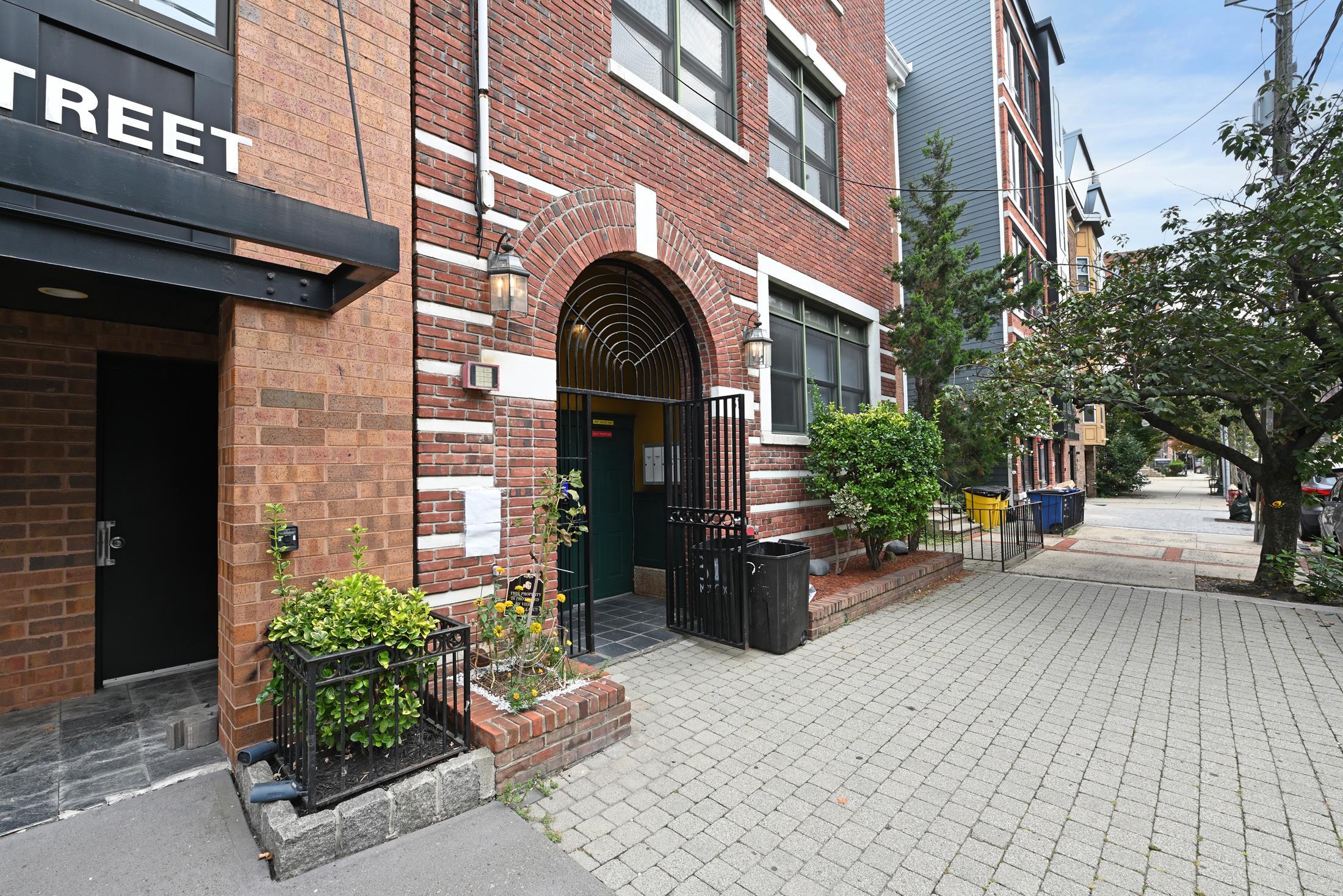81 MONROE ST Unit: 2