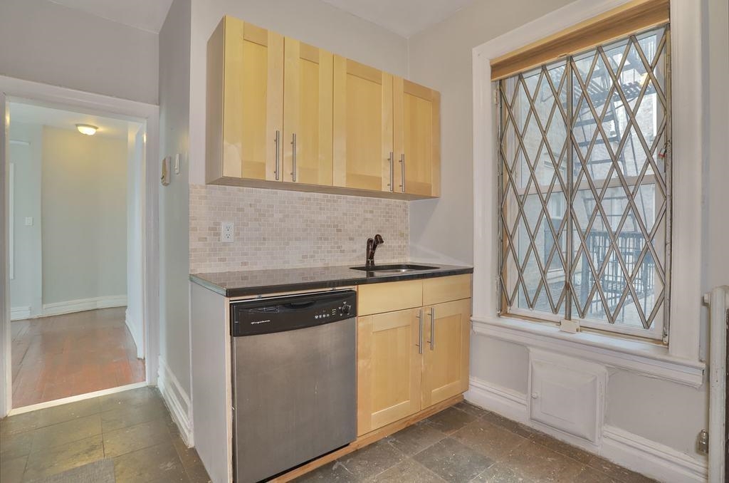 57 CORBIN AVE Unit: 21