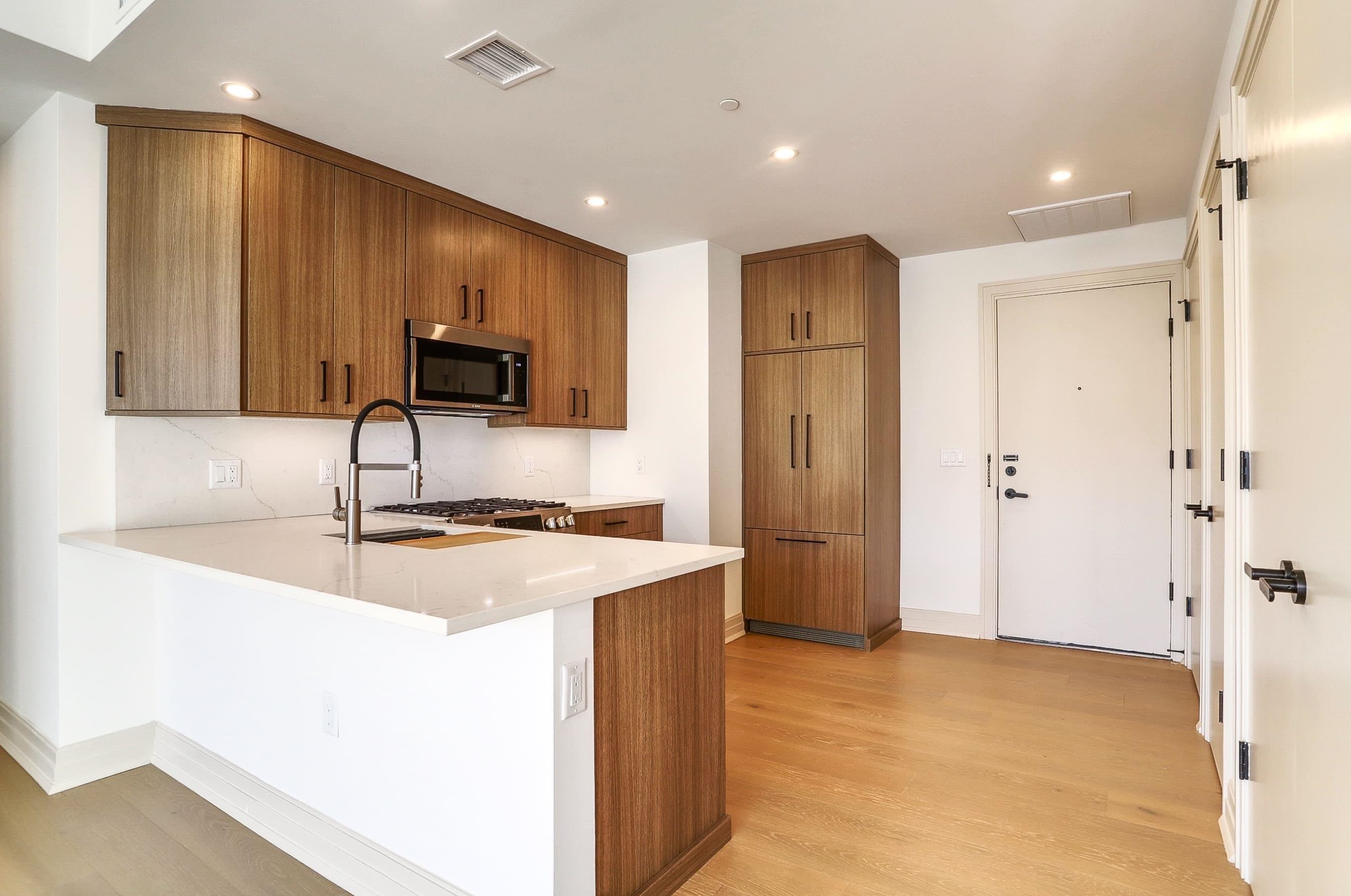 921 MADISON ST Unit: 302