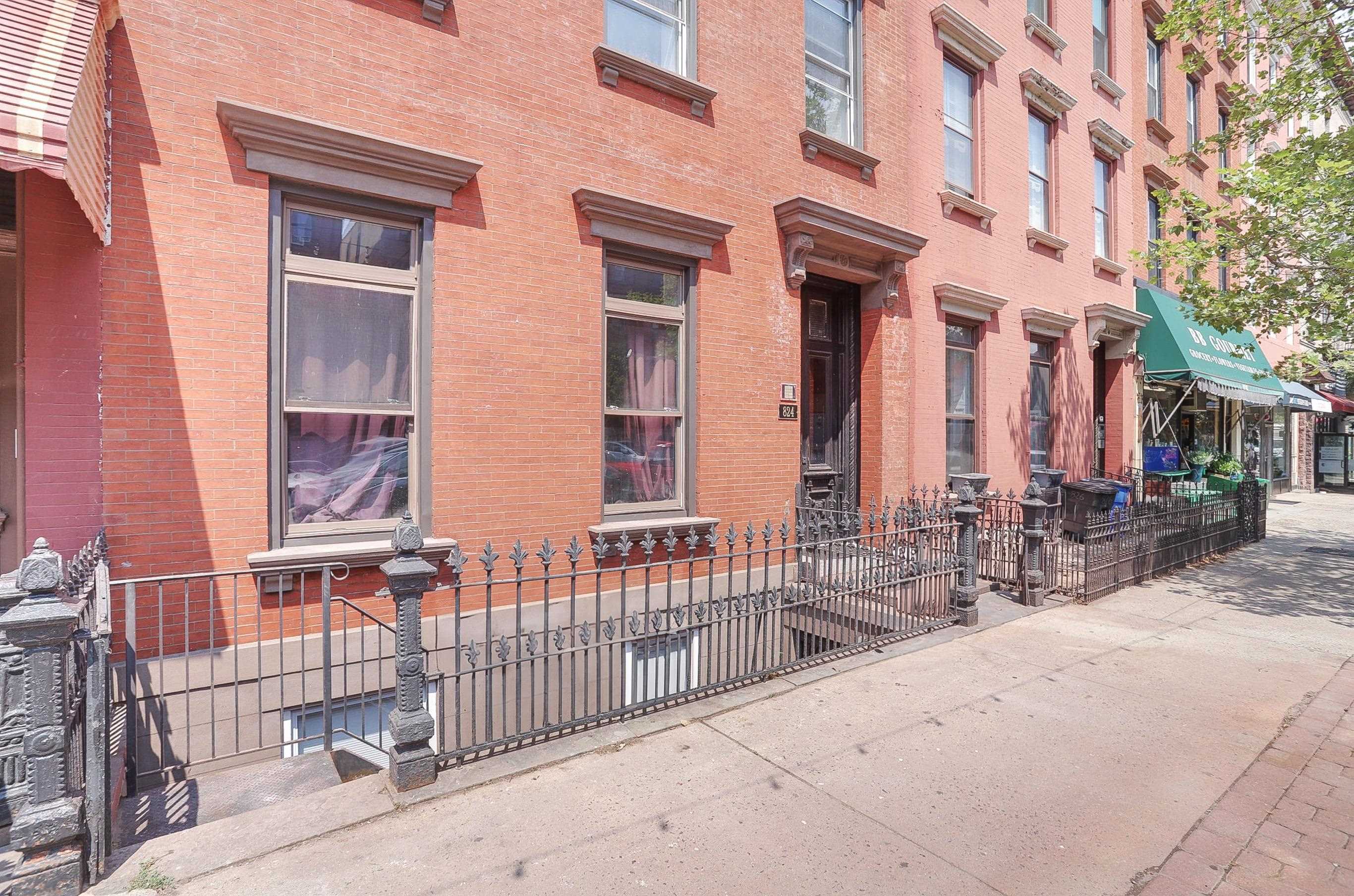 824 WASHINGTON ST Unit: 4