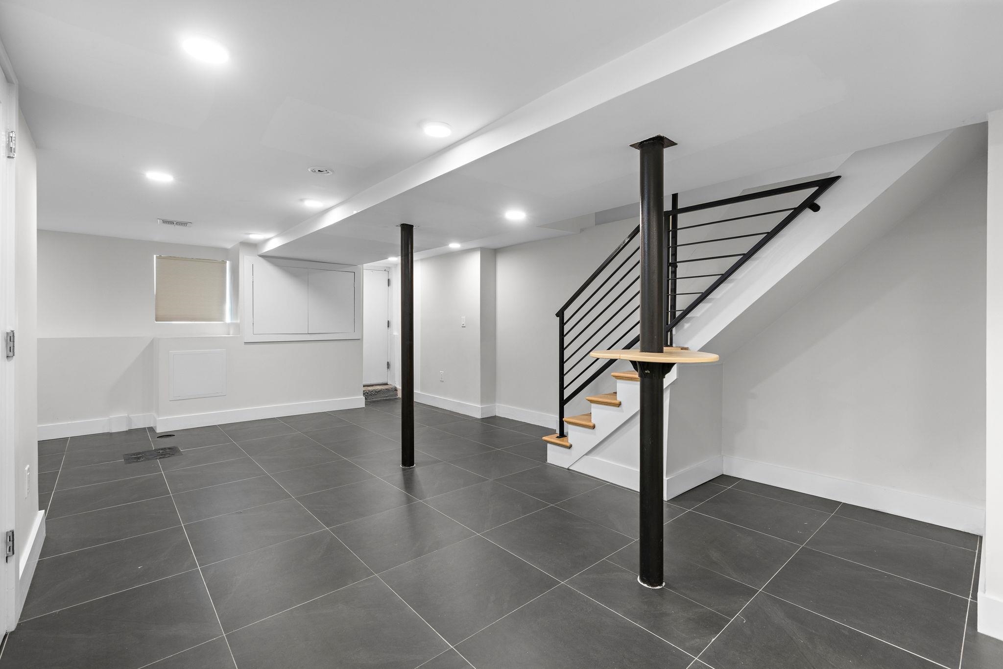 176 GRIFFITH ST Unit: 1
