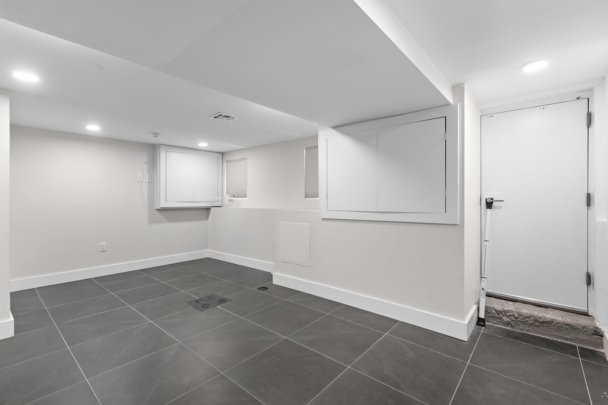 176 GRIFFITH ST Unit: 1