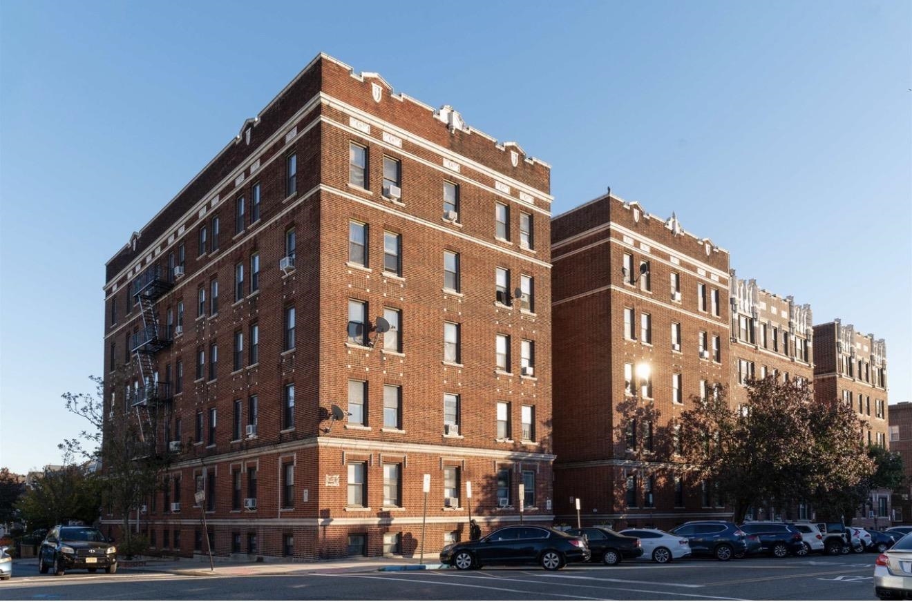 7612 PARK AVE Unit: B7