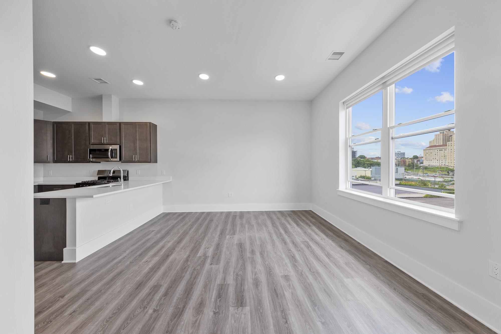660 GRAND ST Unit: 406