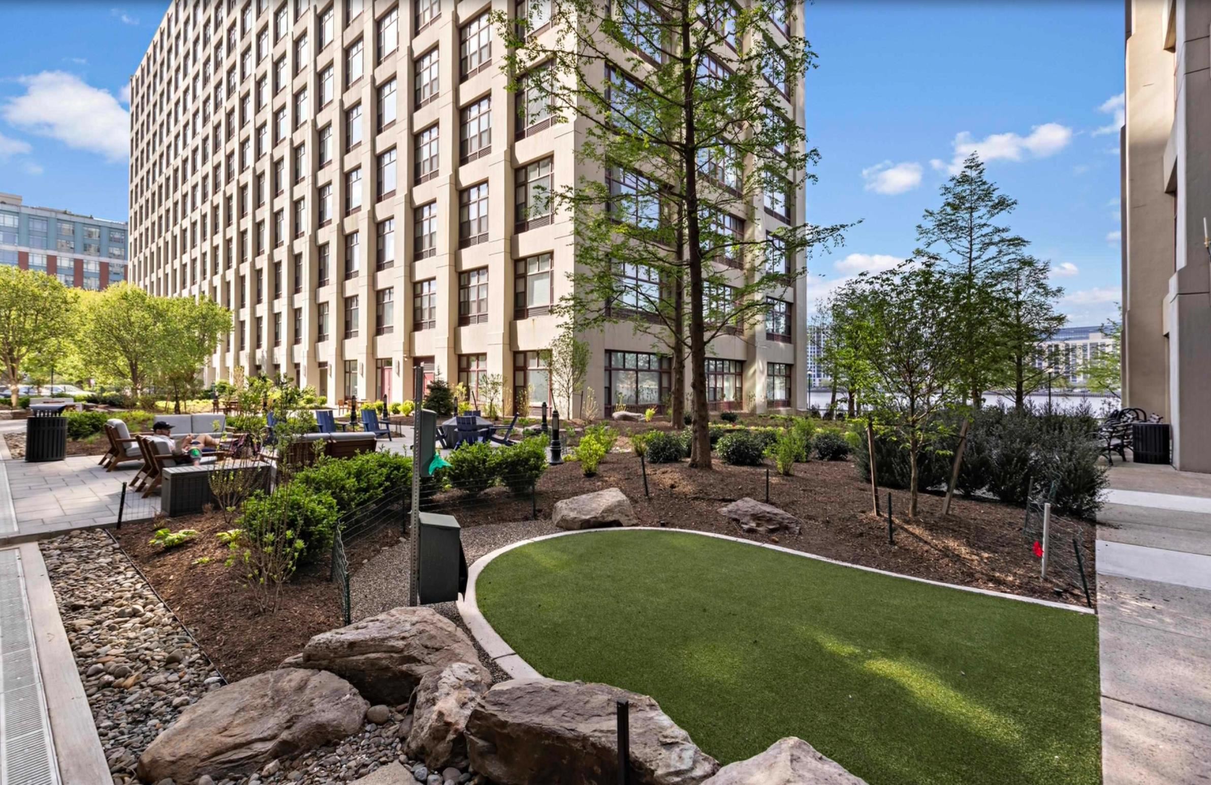 1500 HUDSON ST Unit: 4B