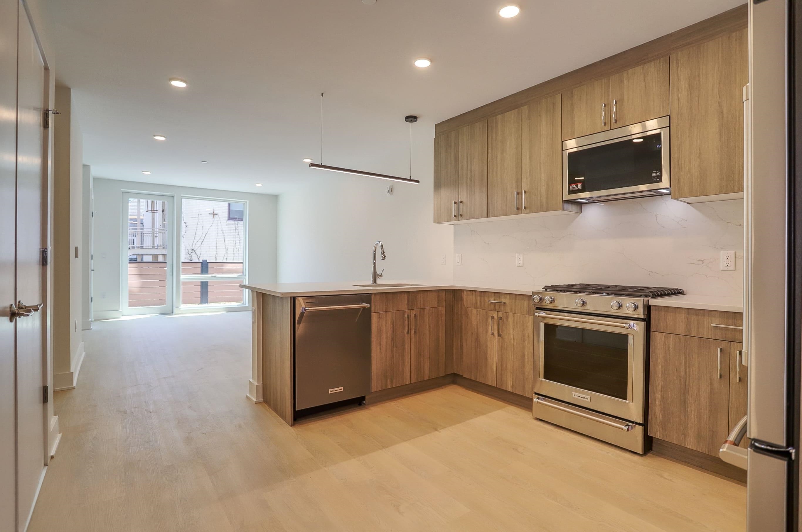 303 MADISON ST Unit: 207