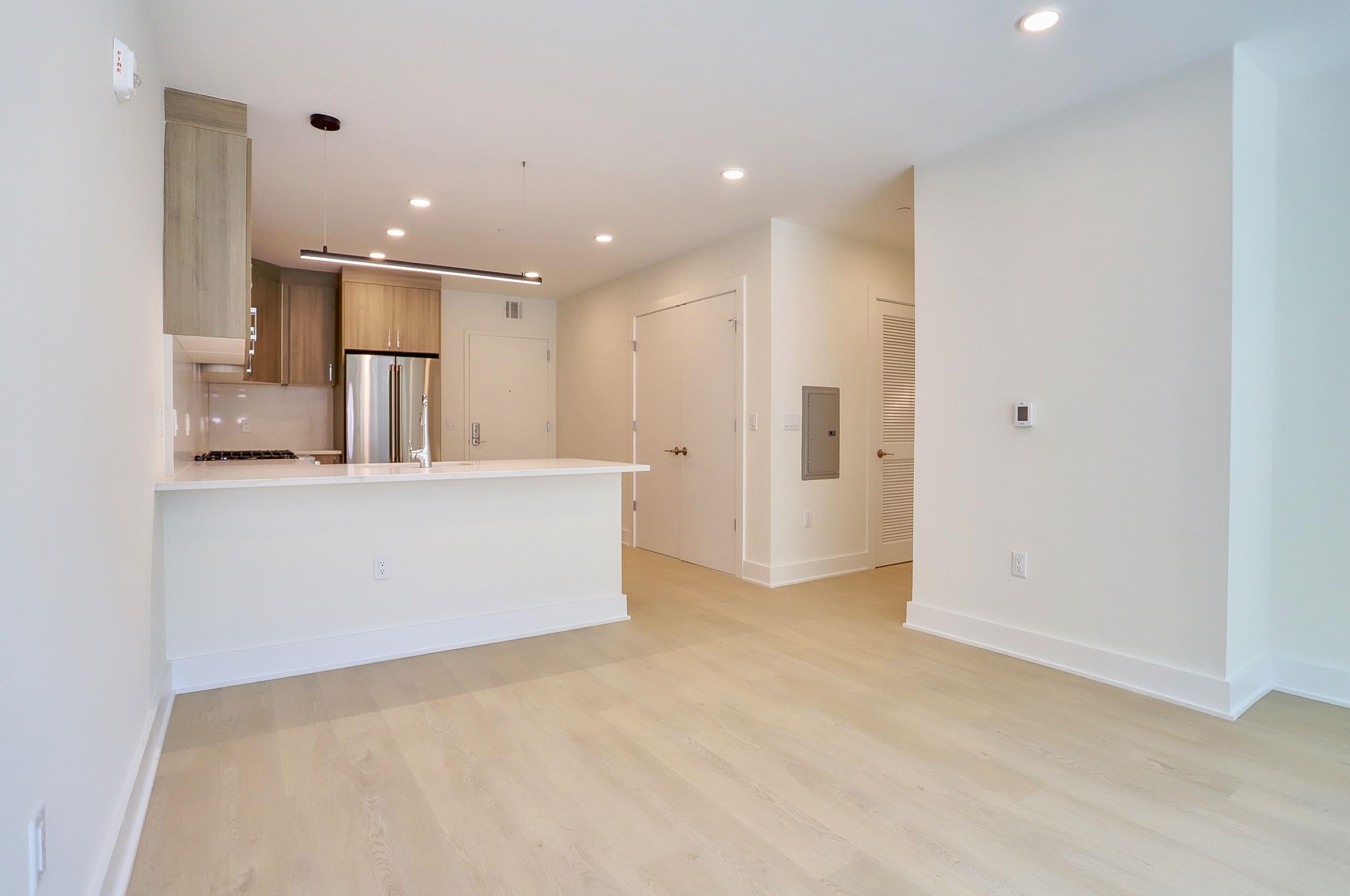 303 MADISON ST Unit: 207