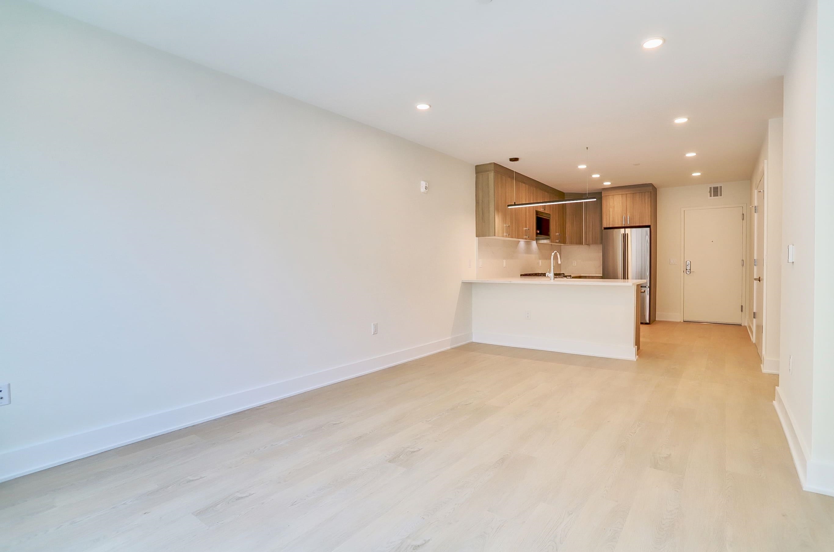 303 MADISON ST Unit: 207