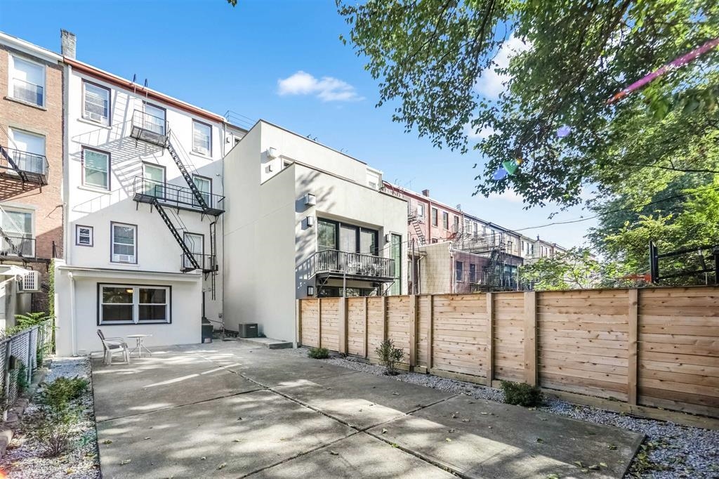 1026 BLOOMFIELD ST Unit: G