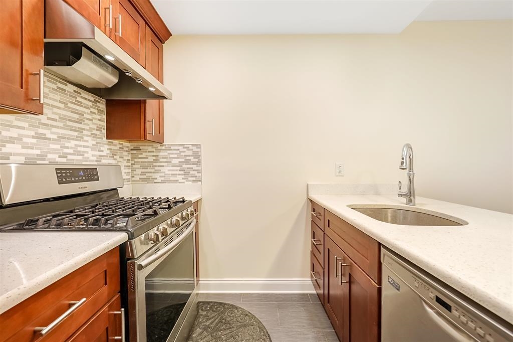 1026 BLOOMFIELD ST Unit: G