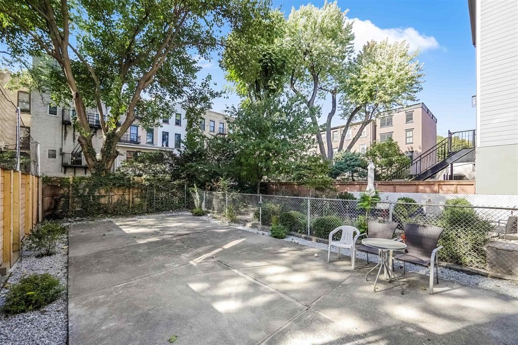 1026 BLOOMFIELD ST Unit: G