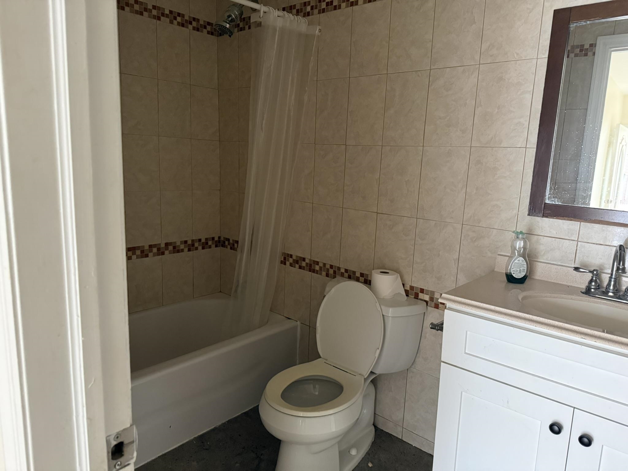 352 WOODLAWN AVE Unit: 1