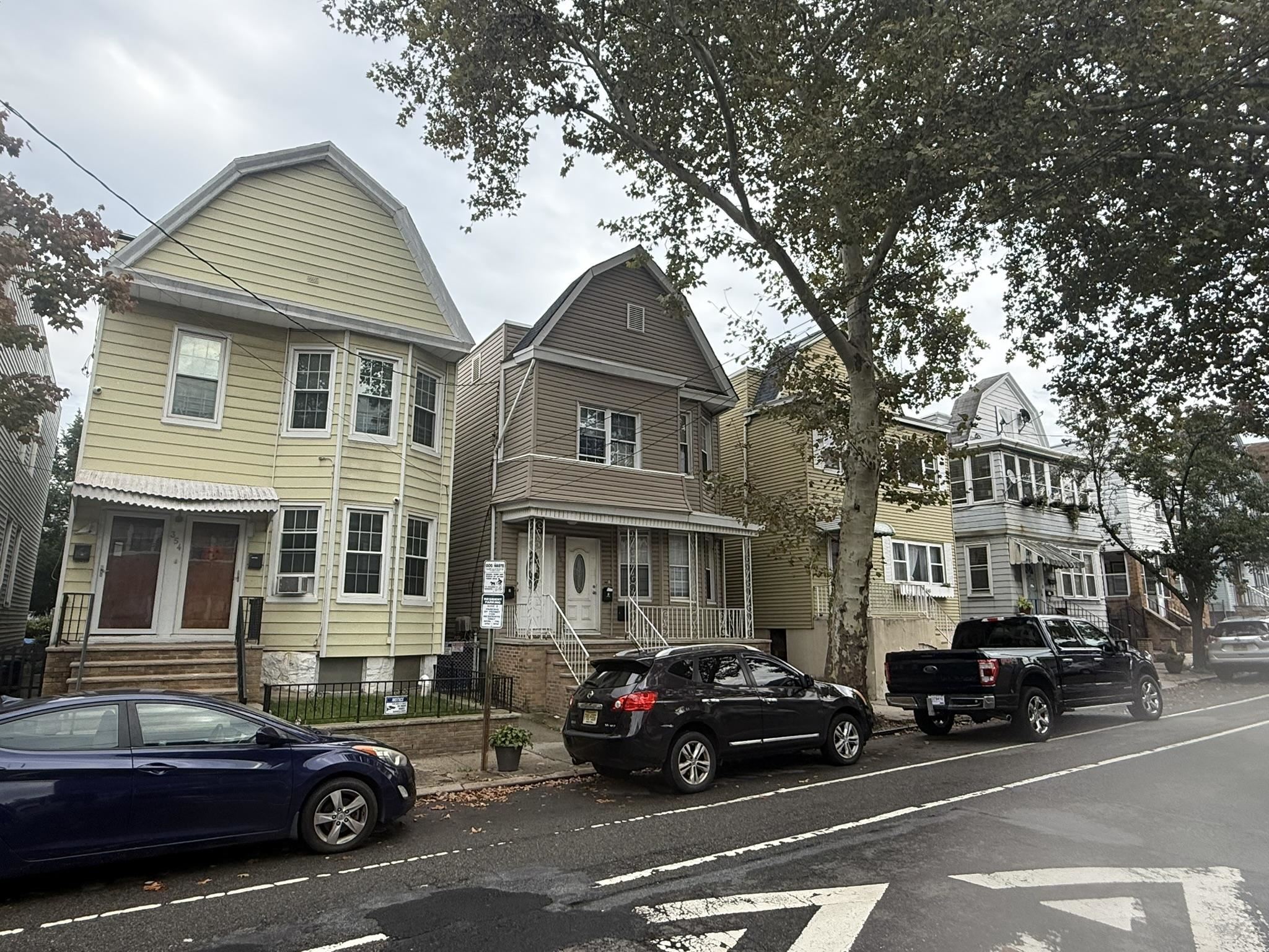 352 WOODLAWN AVE Unit: 1