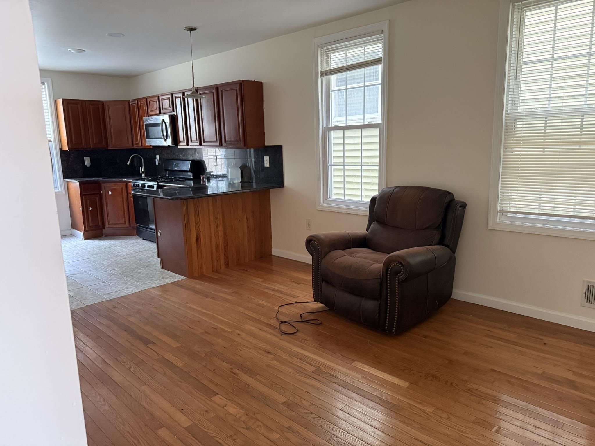 352 WOODLAWN AVE Unit: 1
