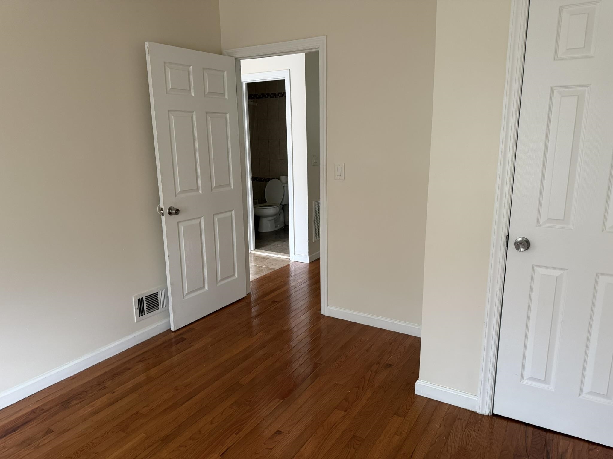 352 WOODLAWN AVE Unit: 1
