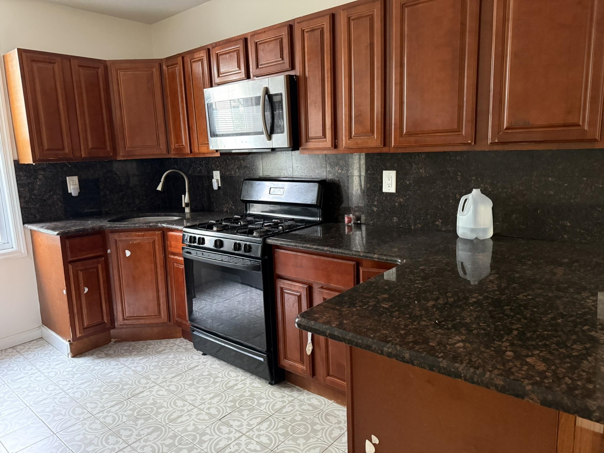 352 WOODLAWN AVE Unit: 1