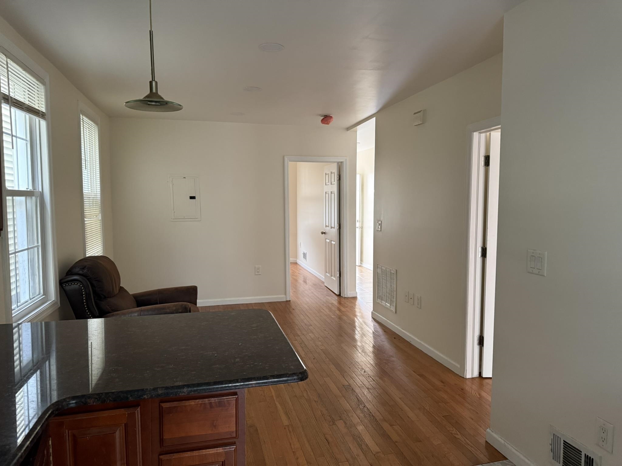 352 WOODLAWN AVE Unit: 1