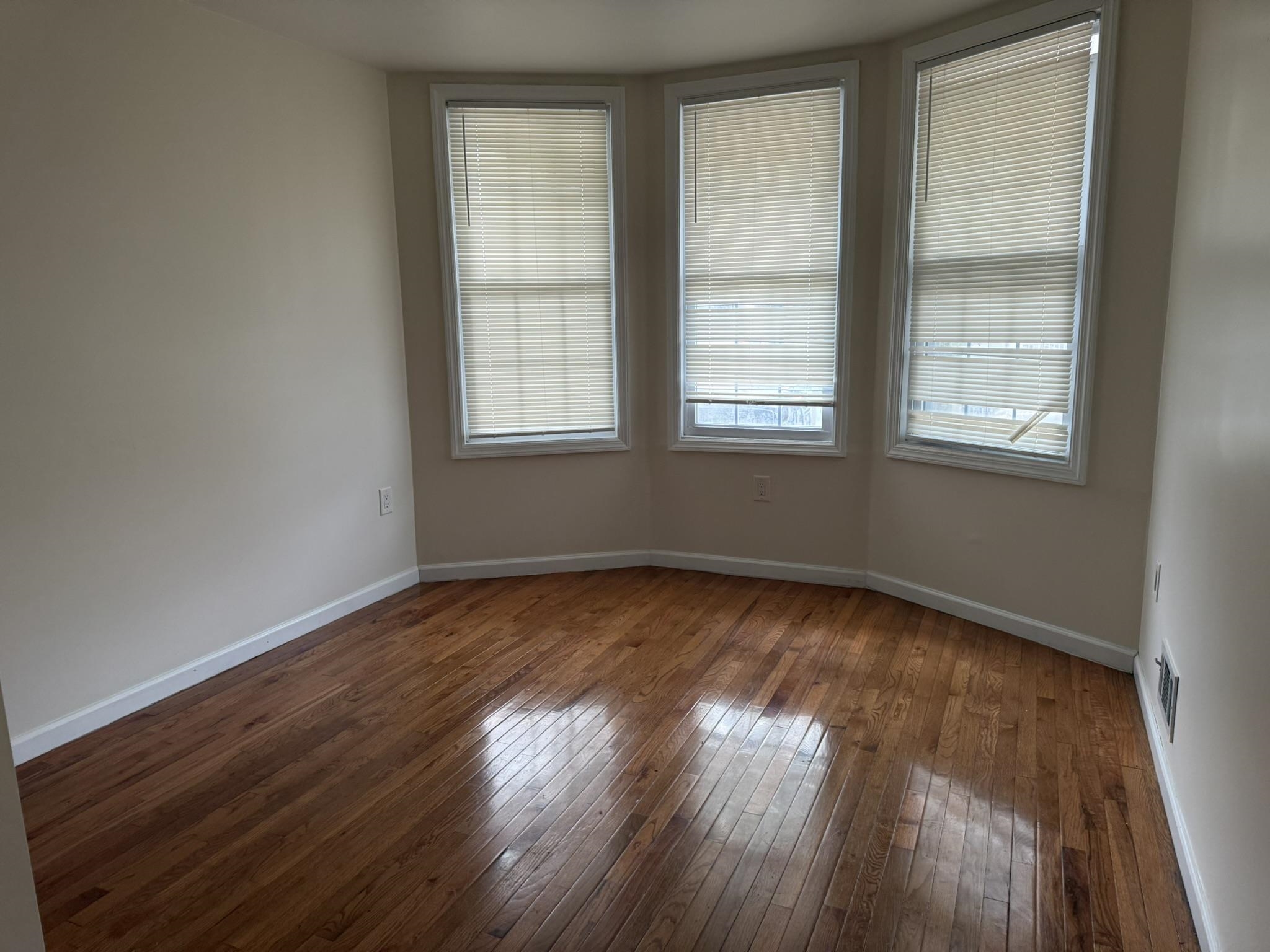 352 WOODLAWN AVE Unit: 1