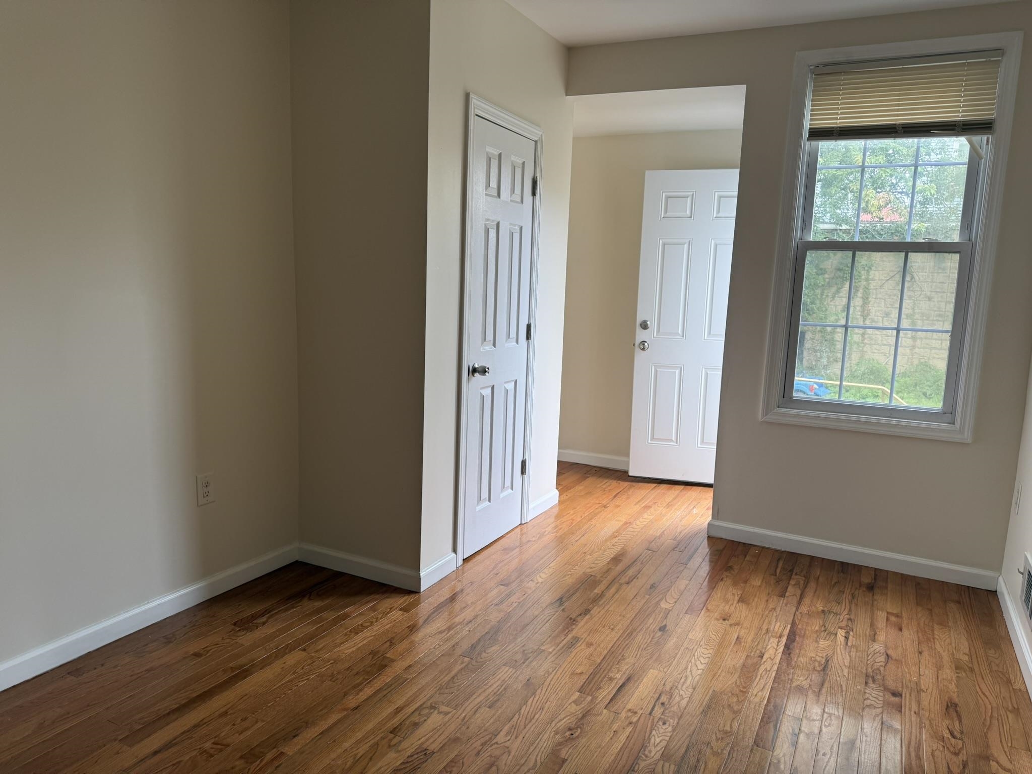 352 WOODLAWN AVE Unit: 1