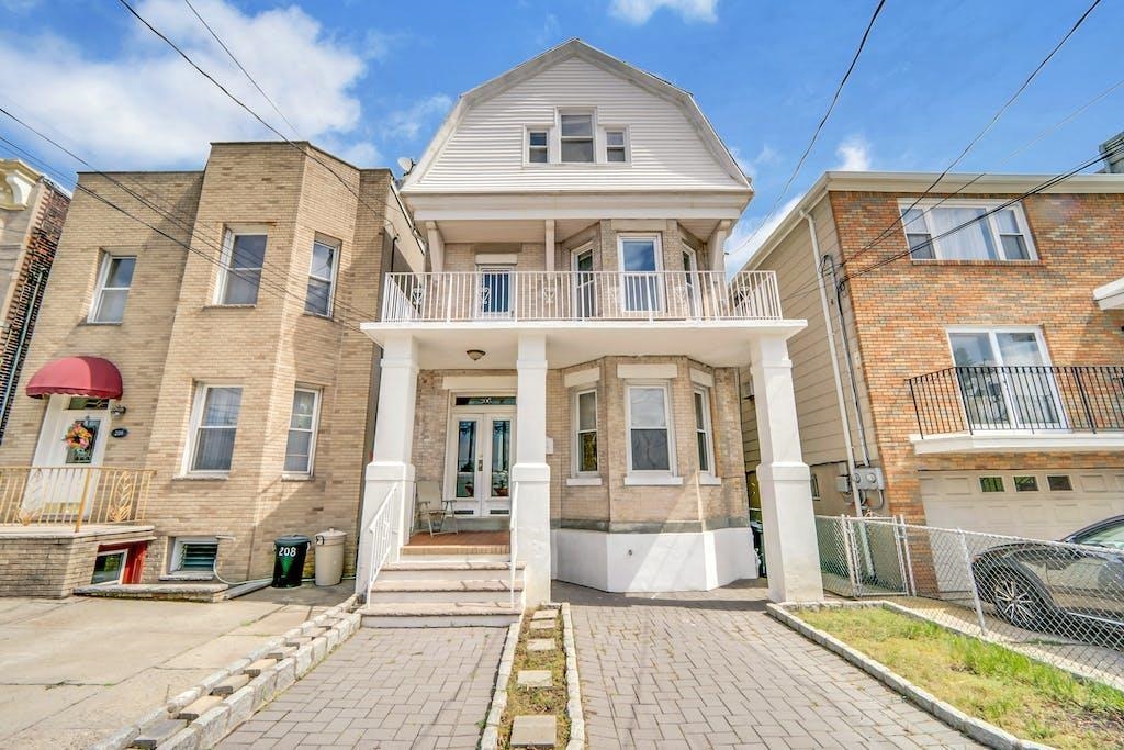 206 HIGHPOINT AVE Unit: 2