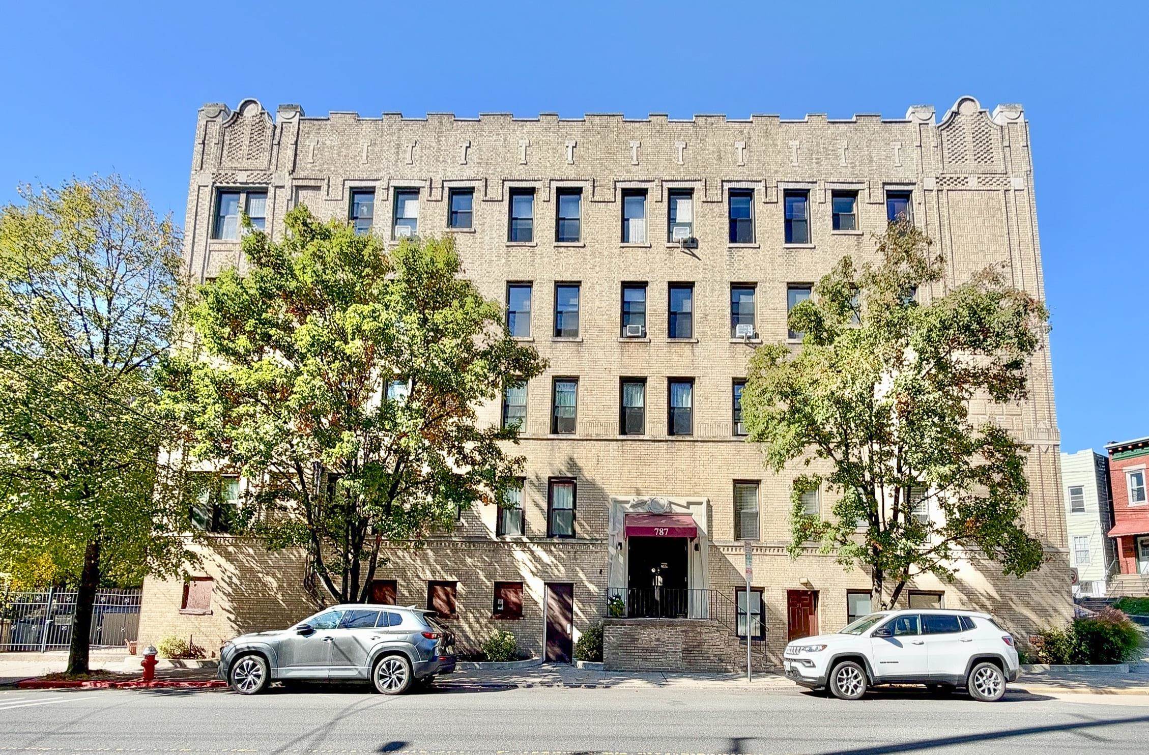 787 SUMMIT AVE Unit: 11