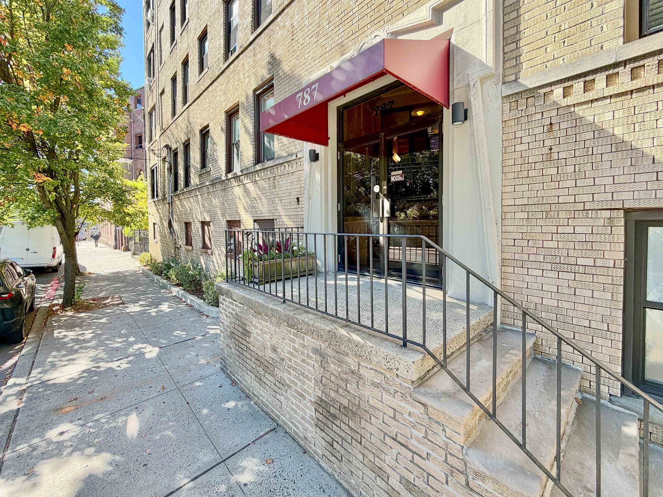 787 SUMMIT AVE Unit: 11