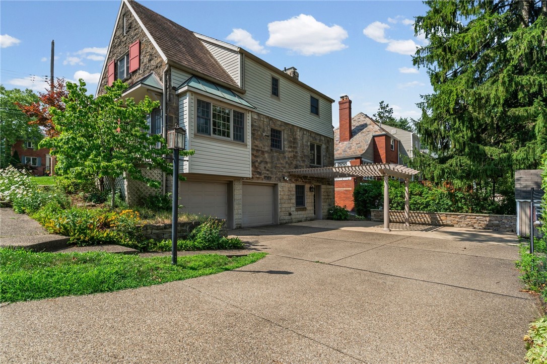 595 Kenilworth Dr