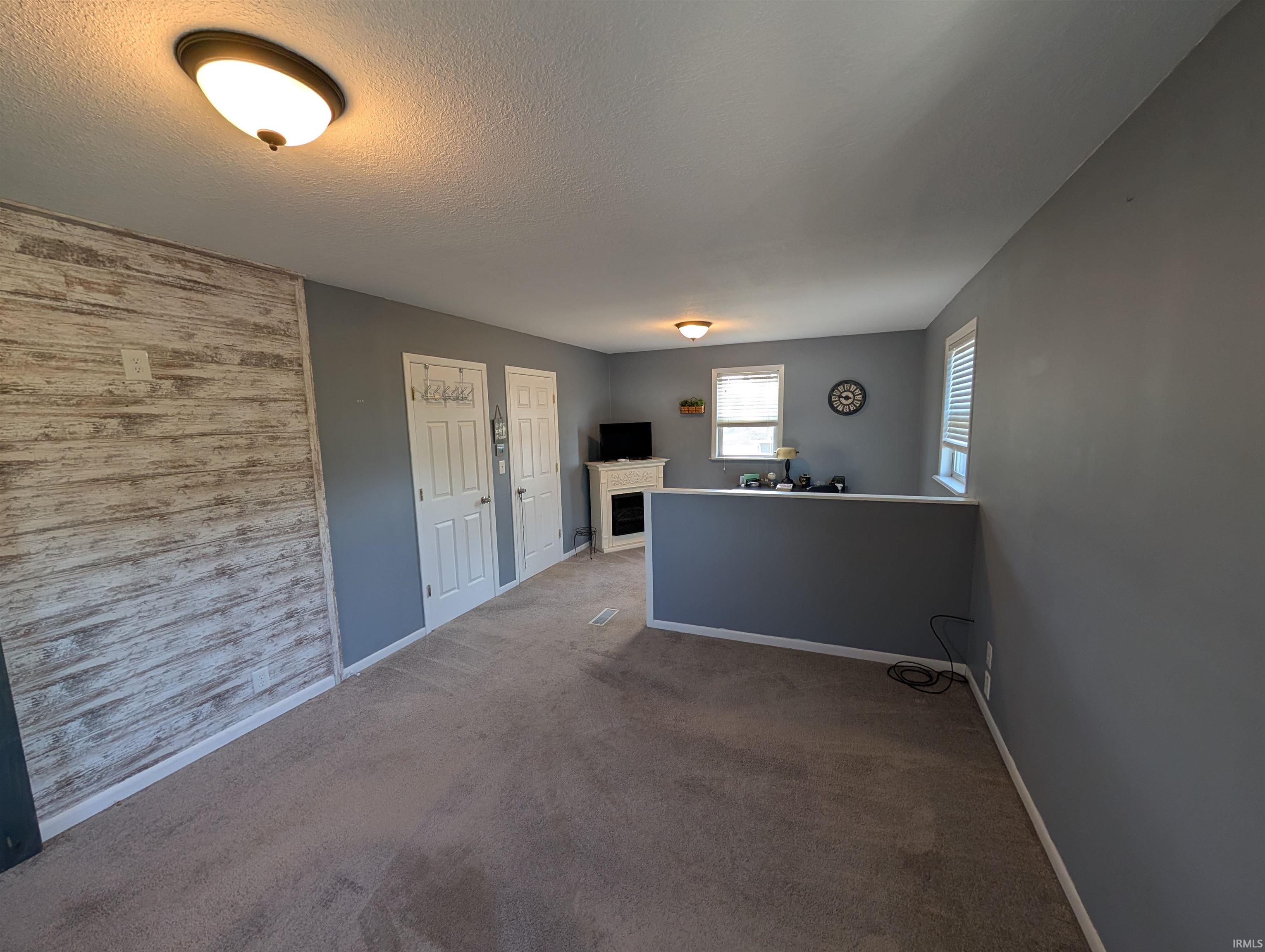 301 E hawk Lane