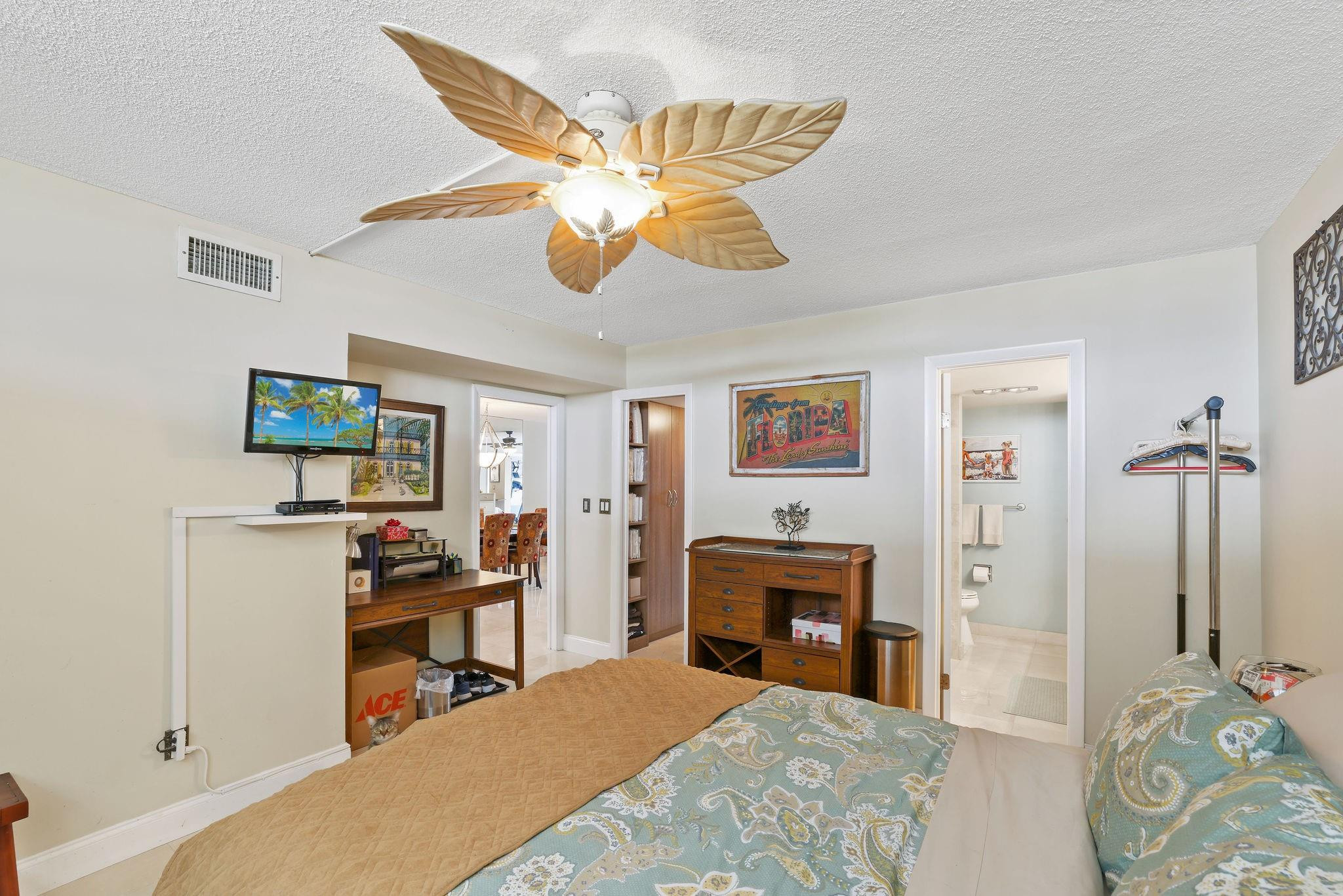 3100 NE 49th St 907