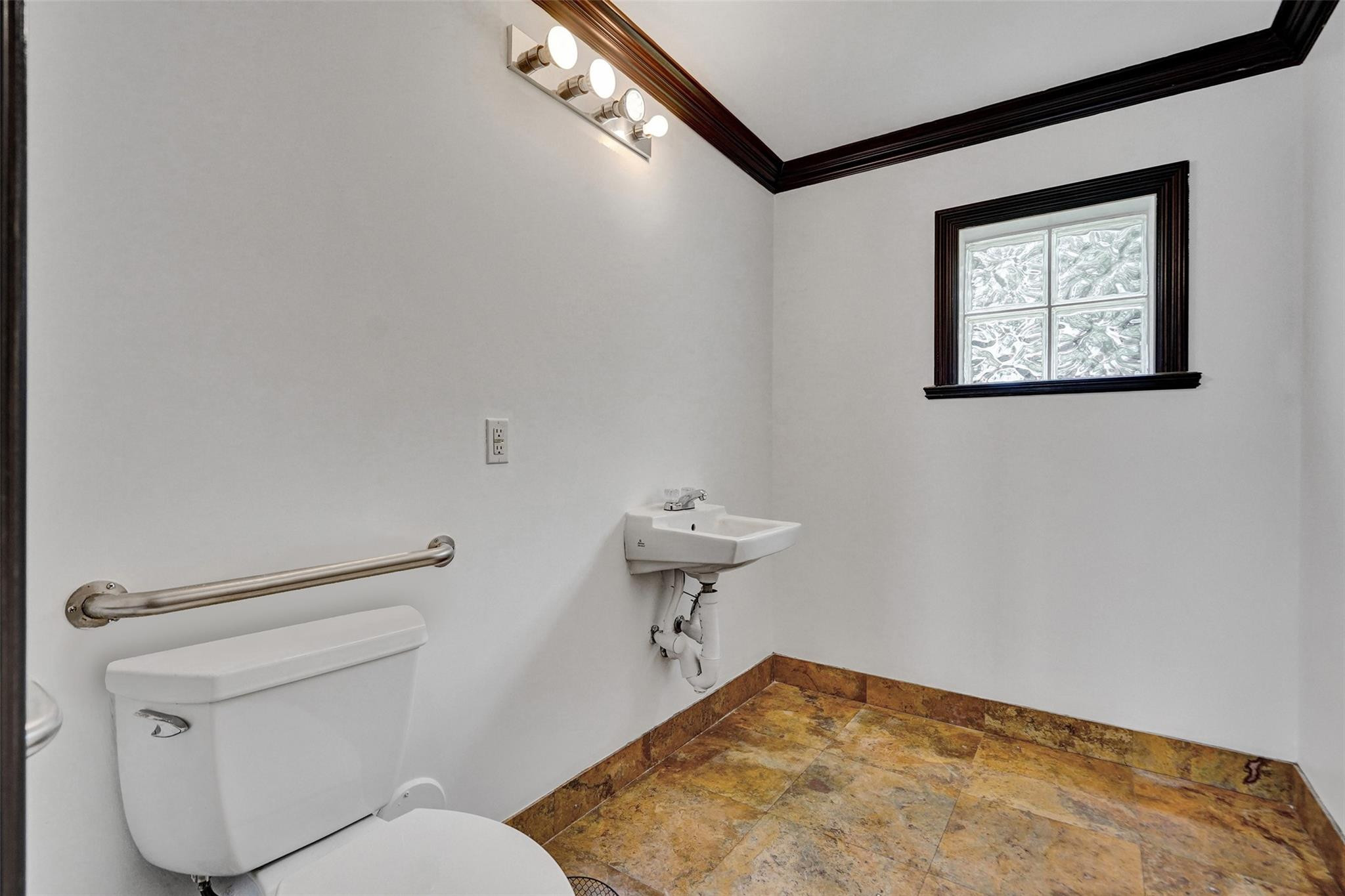 51 E Commercial Blvd