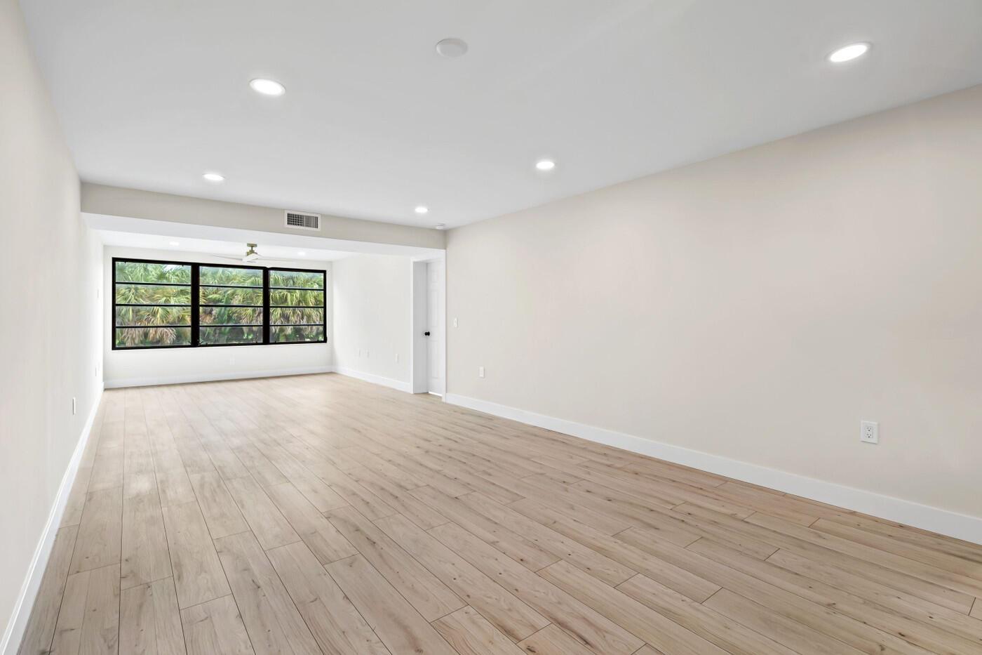 6085 Balboa Circle 204