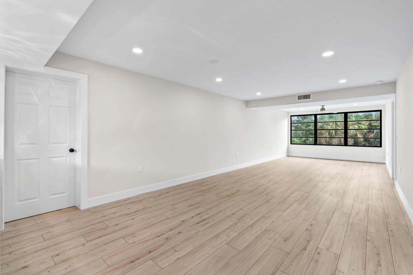 6085 Balboa Circle 204