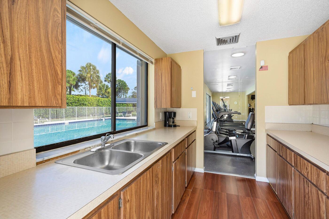 6085 Balboa Circle 204