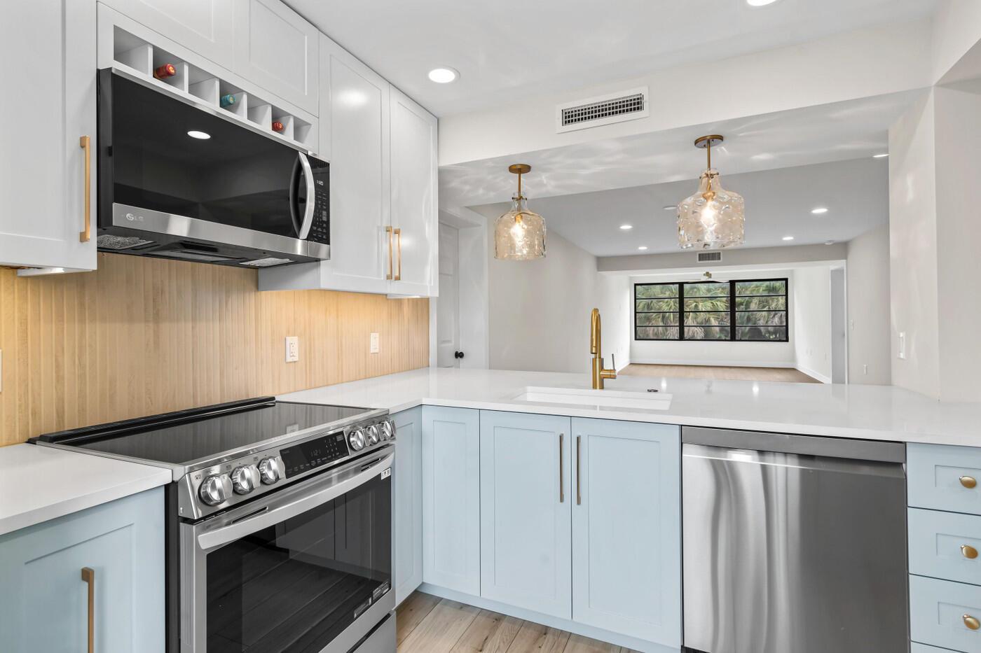 6085 Balboa Circle 204