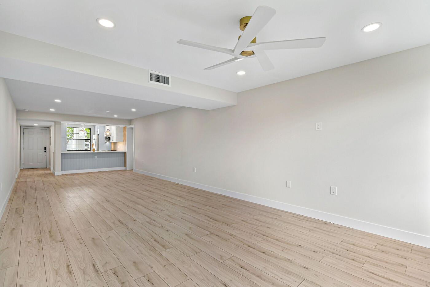 6085 Balboa Circle 204